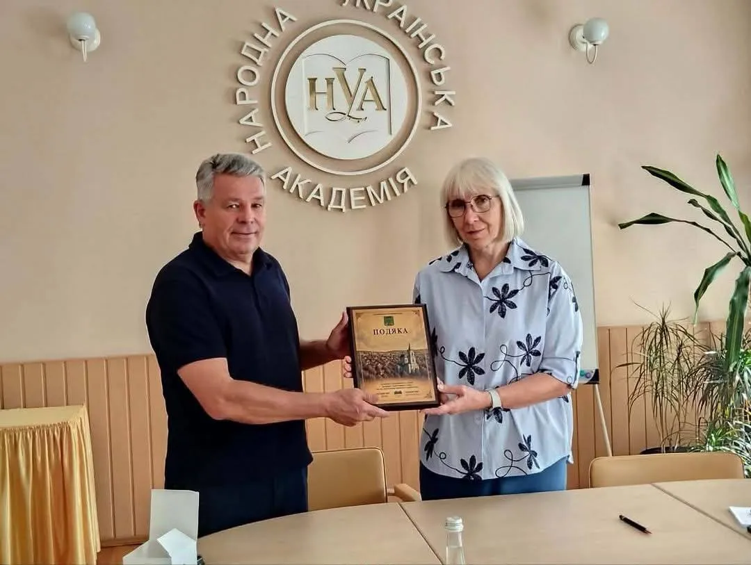 Золочівська громада посилює співпрацю з Харківським гуманітарним університетом. Фото: Золочівська селищна рада Для старшокласників Золочівської громади розширять освітні можливості: підписано Меморандум із НУА на порталі Gromada Group
