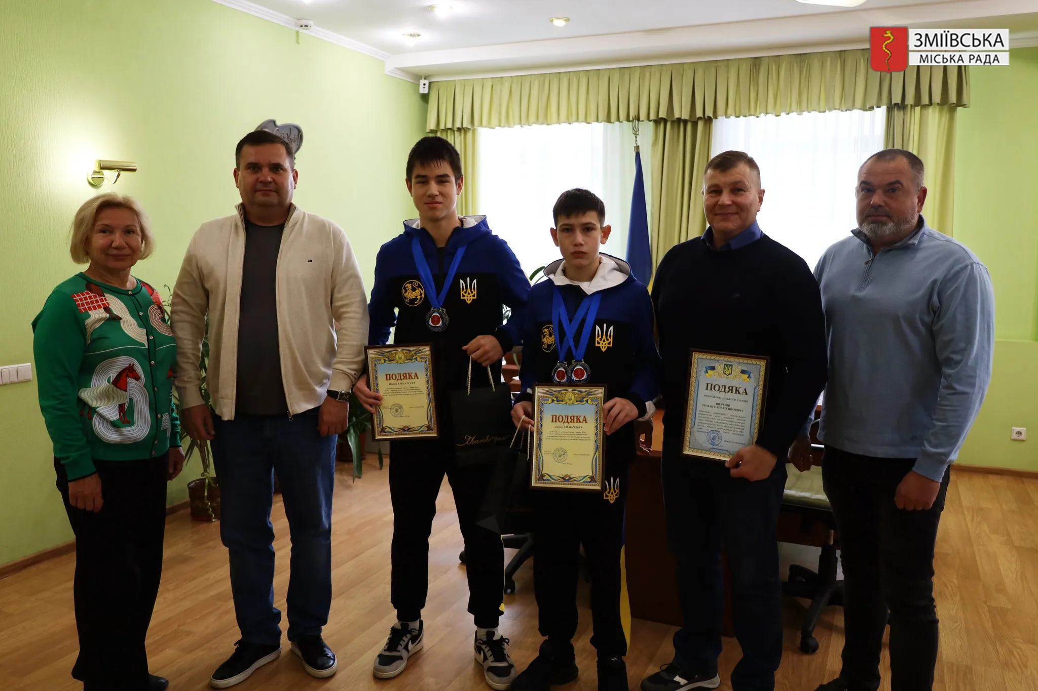 Фото: Зміївська міська рада Срібних призерів чемпіонату Європи з карате Нікіту Тарахтєєва і Давіда Сидоренка вітали у Зміївській міській раді на порталі Gromada Group