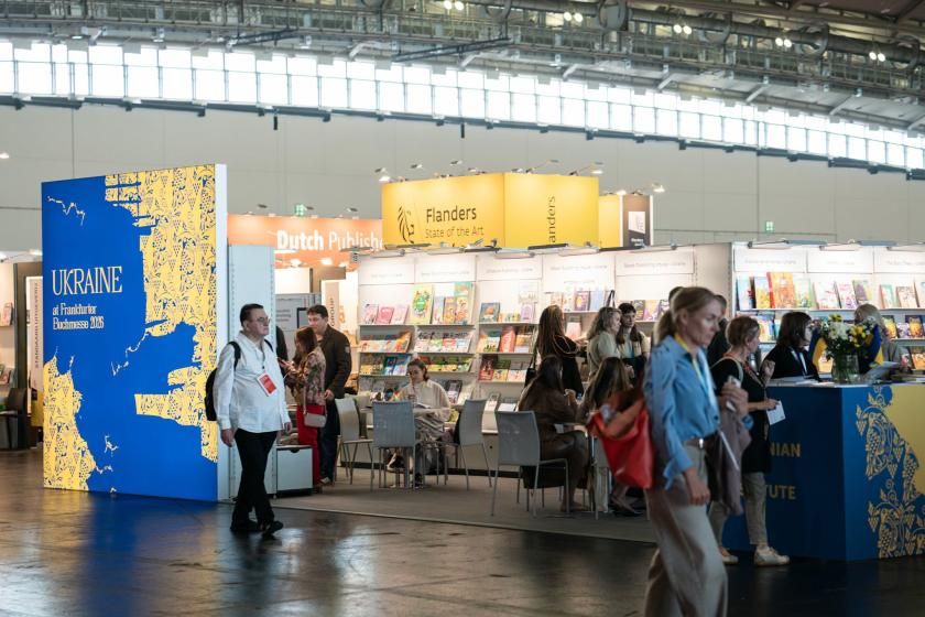 Харківські книги "Спалені живцем" росіянами показують на ярмарку в Німеччині - фото 2