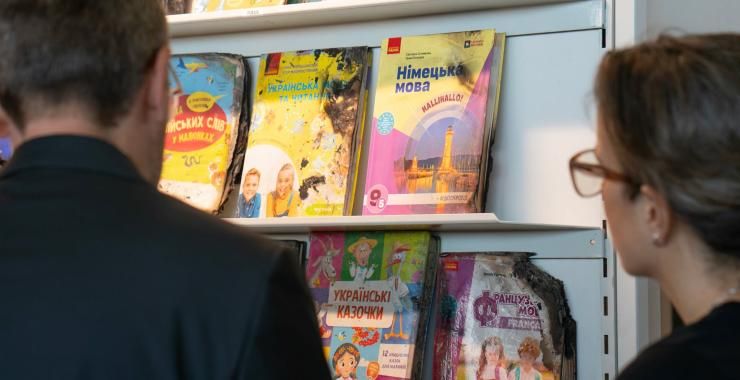 Харківські книги "Спалені живцем" росіянами показують на ярмарку в Німеччині - фото 1