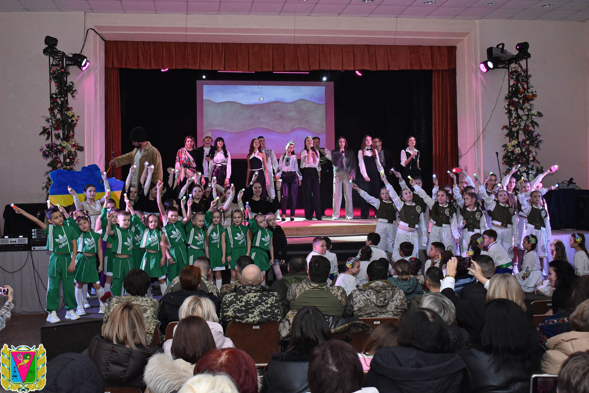 Фото: Краснокутська селищна рада У Краснокутську відбувся благодійний концерт до Дня Збройних Сил України на порталі Gromada Group