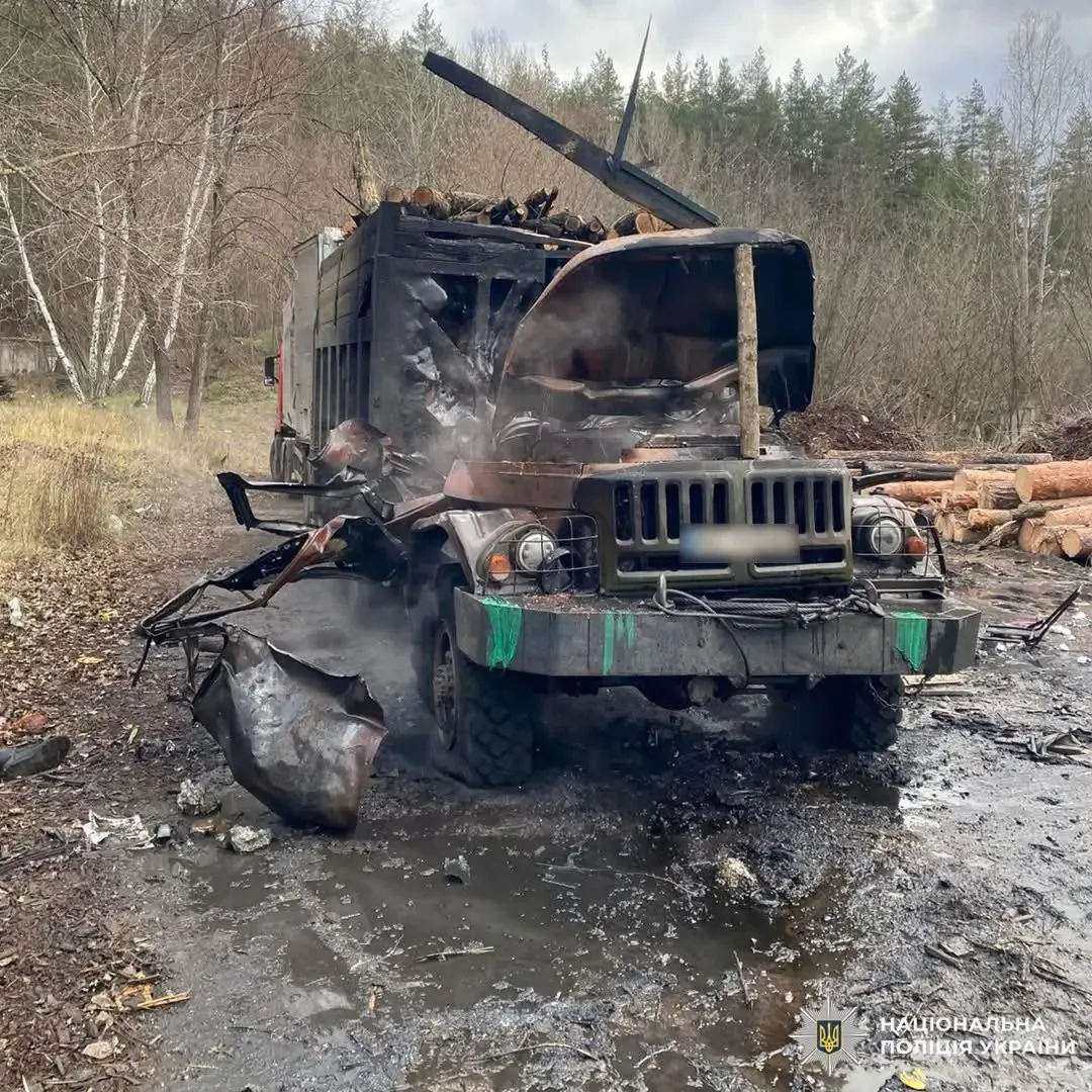 Фото: Національна поліція України Внаслідок удару ворожого БПЛА по вантажівці на Ізюмщині загинули двоє людей на порталі Gromada Group