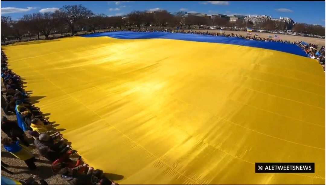 Скриншот з відео У Вашингтоні біля Білого дому розгорнули величезний прапор України: активісти вимагають відновлення військової допомоги на порталі Gromada Group