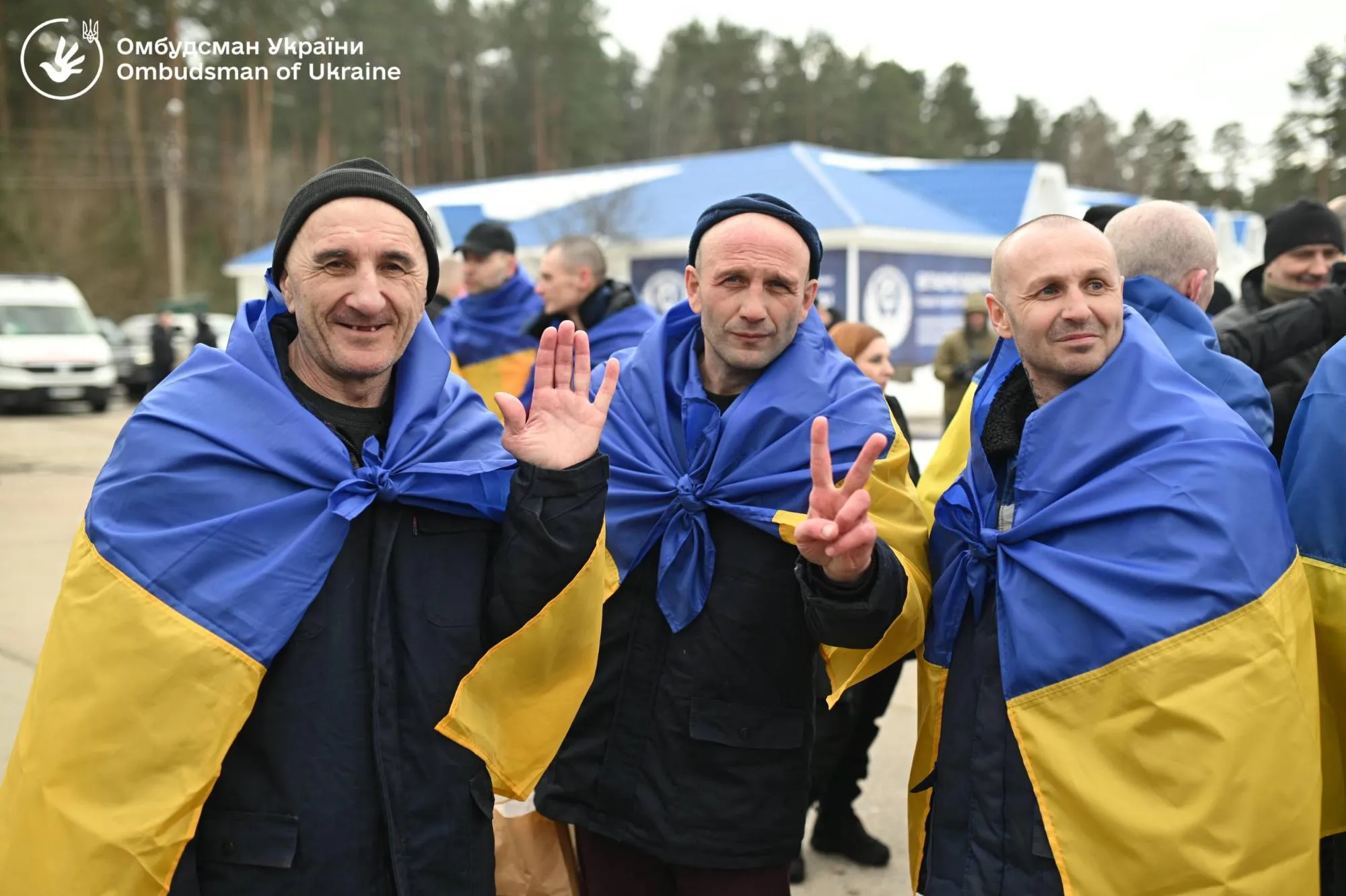 Світлина: Кегичівська громада, фейсбук; Іван Бусло в центрі Житель Кегичівської громади Іван Бусло повернувся з полону додому на порталі Gromada Group
