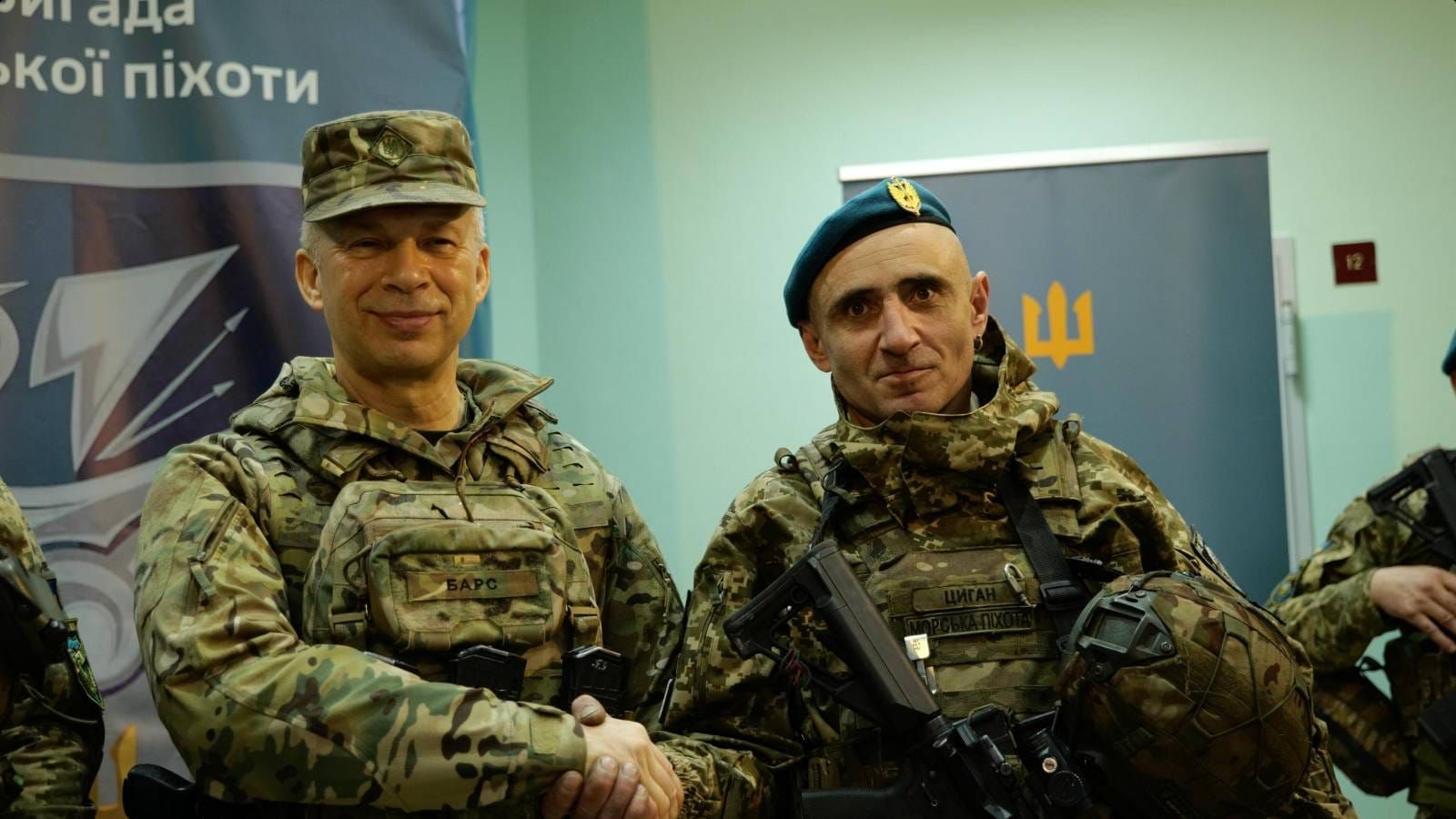 Фото Харківського ОТЦК та СП Олександр Сирський нагородив нагрудним знаком «Хрест Хоробрих» молодшого сержанта Мальованого Дениса на порталі Gromada Group