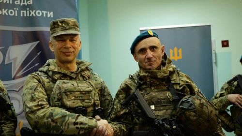 Олександр Сирський нагородив нагрудним знаком «Хрест Хоробрих» молодшого сержанта Мальованого Дениса на порталі Gromada Group