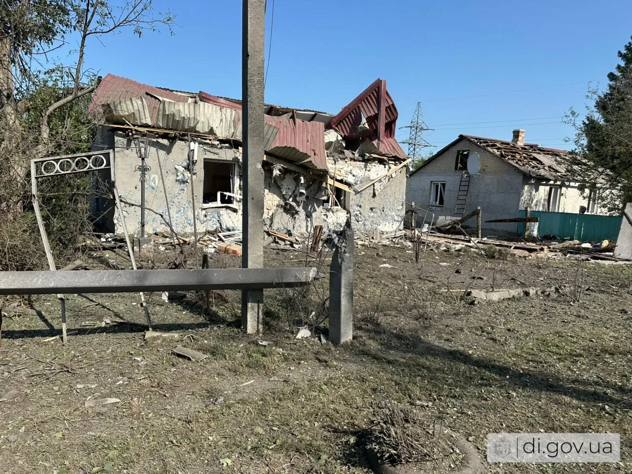 О 4:10 окупанти скинули 5 авіабомб – 1 на Козачу Лопань і ще 4 на Слатине. Усі влучання прийшлися по території приватної забудови.