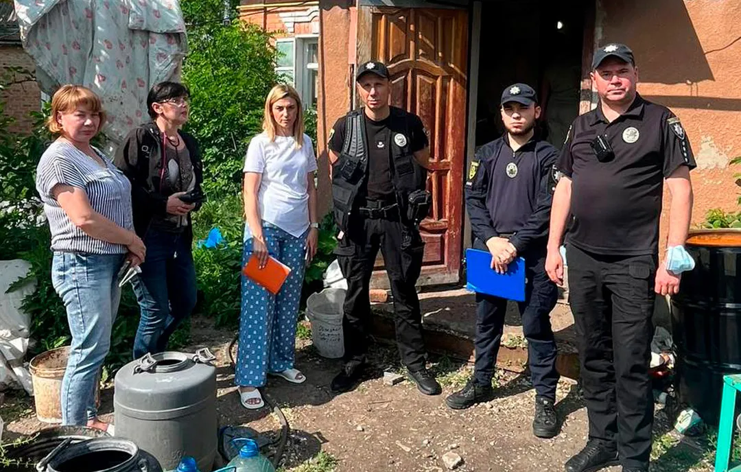 Police officers in Dergachi removed a teenage girl from her family for improper care of the child. at the Gromada Group Media