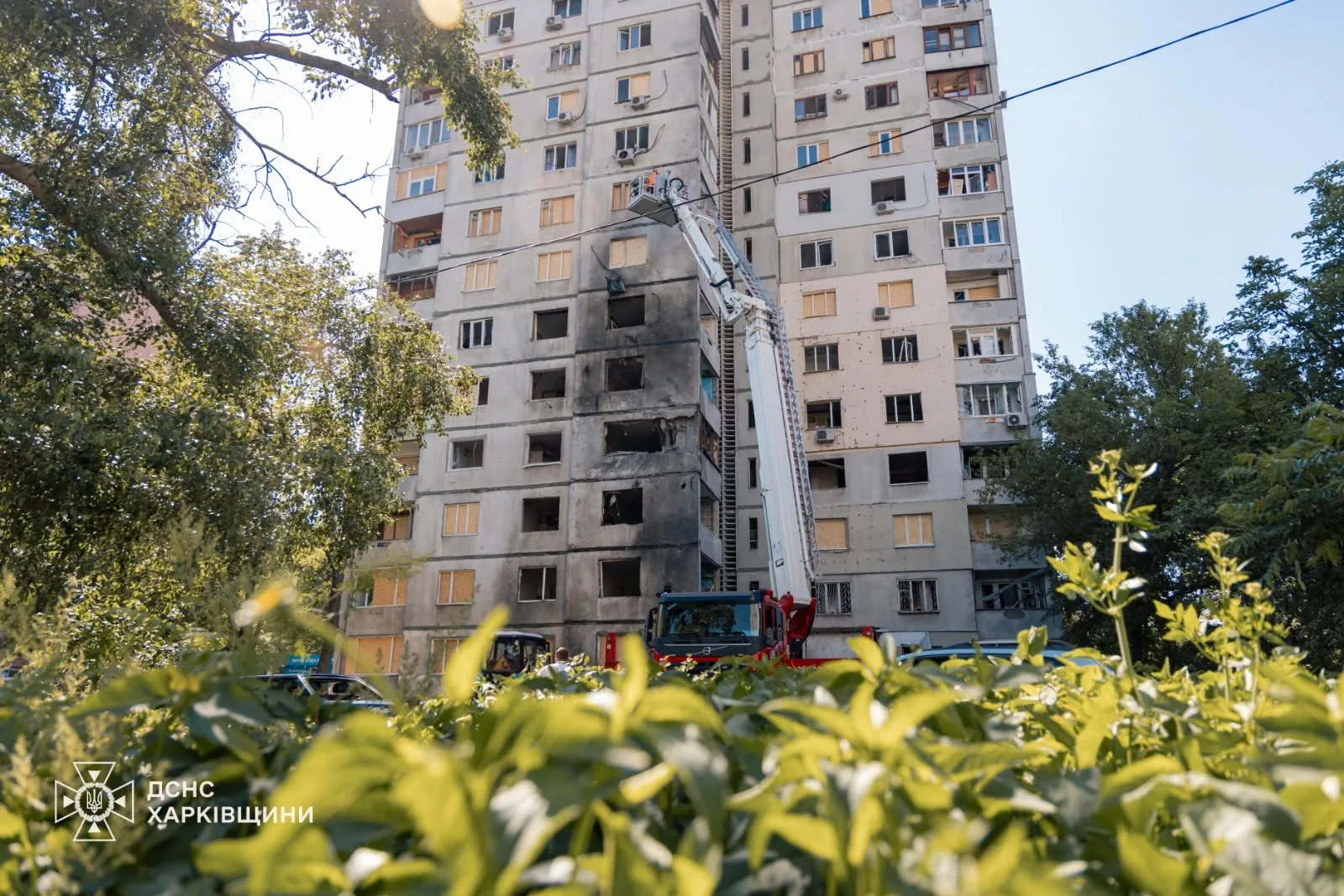 У Харкові рятувальники ДСНС усувають наслідки масованої атаки російських окупантів на порталі Gromada Group