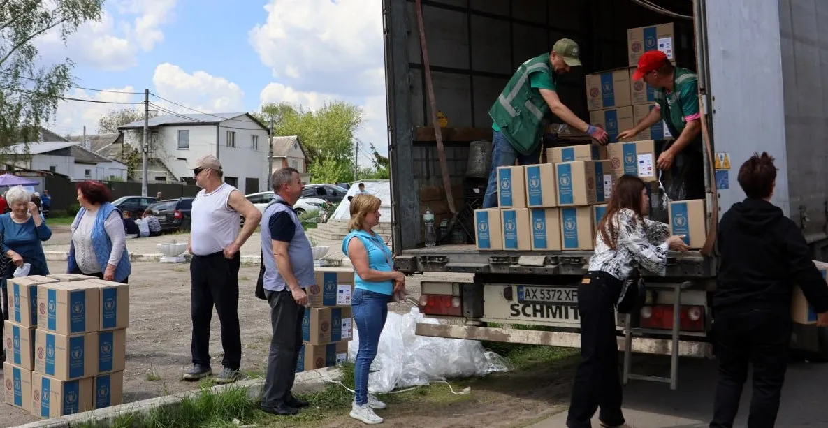 Міжнародні організації та українські благодійні фонди об'єднали зусилля для забезпечення жителів Дергачівської громади продуктами харчування, будівельними матеріалами, медикаментами та психосоціальною підтримкою. Протягом останнього місяця мешканці Дергачівщини отримали різнобічну гуманітарну допомогу, спрямовану на підтримку вразливих категорій населення, родин військовослужбовців та власників пошкодженого обстрілами житла.