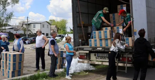 Міжнародні організації та українські благодійні фонди об'єднали зусилля для забезпечення жителів Дергачівської громади продуктами харчування, будівельними матеріалами, медикаментами та психосоціальною підтримкою. Протягом останнього місяця мешканці Дергачівщини отримали різнобічну гуманітарну допомогу, спрямовану на підтримку вразливих категорій населення, родин військовослужбовців та власників пошкодженого обстрілами житла.