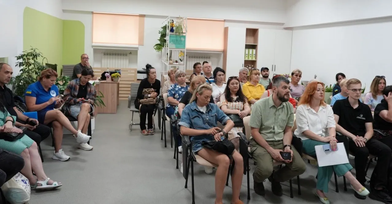 На Харківщині триває системна підтримка родин зниклих безвісти та військовополонених захисників і захисниць Представники Управління у справах ветеранів ХОВА, ветеранського простору «Пліч о пліч», фахівці Координаційного штабу з питань поводження з військовополоненими, Уповноваженого Верховної Ради України з прав людини в Харківській області та громадських організацій взяли участь у зустрічі із сім'ями військовослужбовців, які потребують допомоги та супроводу. Захід пройшов у Центрі підтримки родин загиблих, полонених та зниклих безвісти.