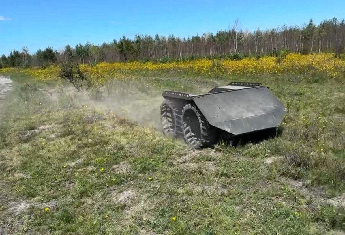 Броньована логістична платформа «Змій-500». Фото Rover Tech Дрон «Змій-500» пройшов 34 км під вогнем і врятував бійця: нова історія від «Хартії» на порталі Gromada Group