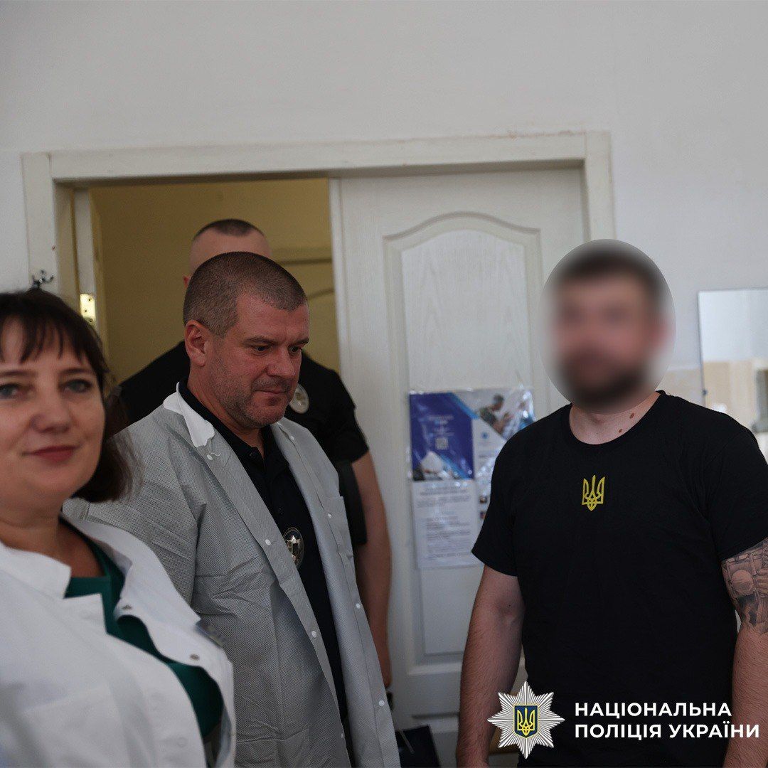 Ніс службу на Липецькому напрямку: сержанта поліції на позивний «Лютий» нагородили вогнепальною зброєю - фото 6