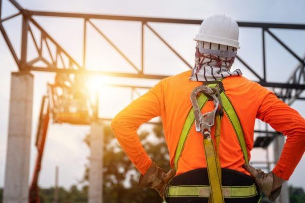 Продавці, водії та військові: кого шукають роботодавці та скільки готові платити на порталі Gromada Group