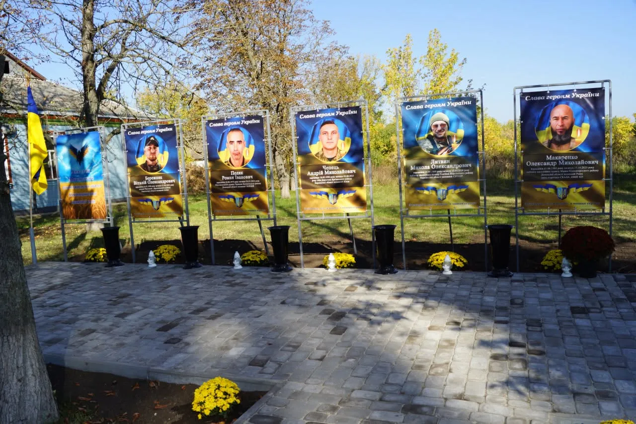 Світлина: Сахновщинська громада, фейсбук Вічна пам'ять і слава Героям: у Мотузівському старостинському окрузі відкрили Алею Слави на порталі Gromada Group