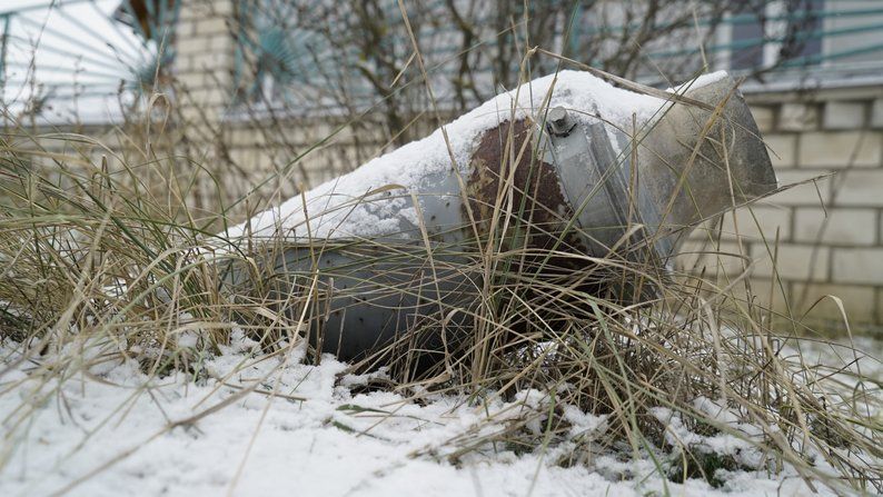 Ілюстративне фото / Снаряд біля приватного будинку в селі Руські Тишки, грудень 2023 року. Фото: Олександр Ставицький/Суспільне Харків У Руських Тишках обстрілом пошкоджено будинок на порталі Gromada Group