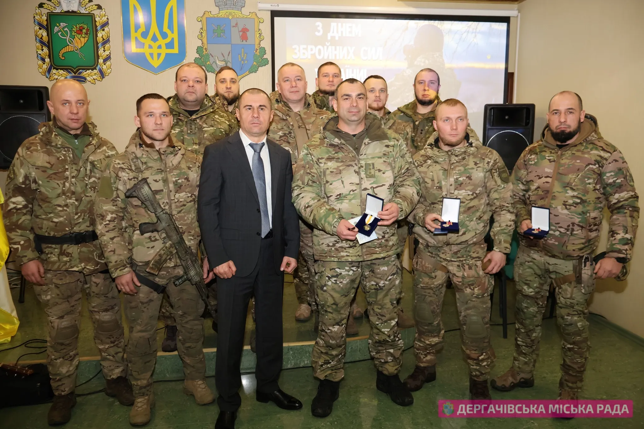 З нагоди Дня Збройних Сил України на Дергачівщині привітали та нагородили військових медалями міської військової адміністрації.