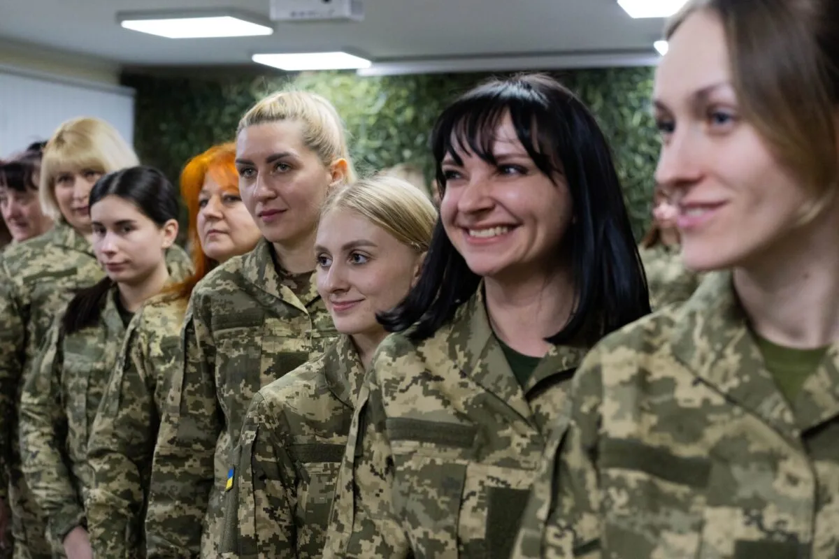 Фото з відкритих джерел Відповідно до законодавства України, використання військової форми або її елементів особами, які не мають на це права, є адміністративним правопорушенням, за яке передбачено штраф та конфіскація форми.