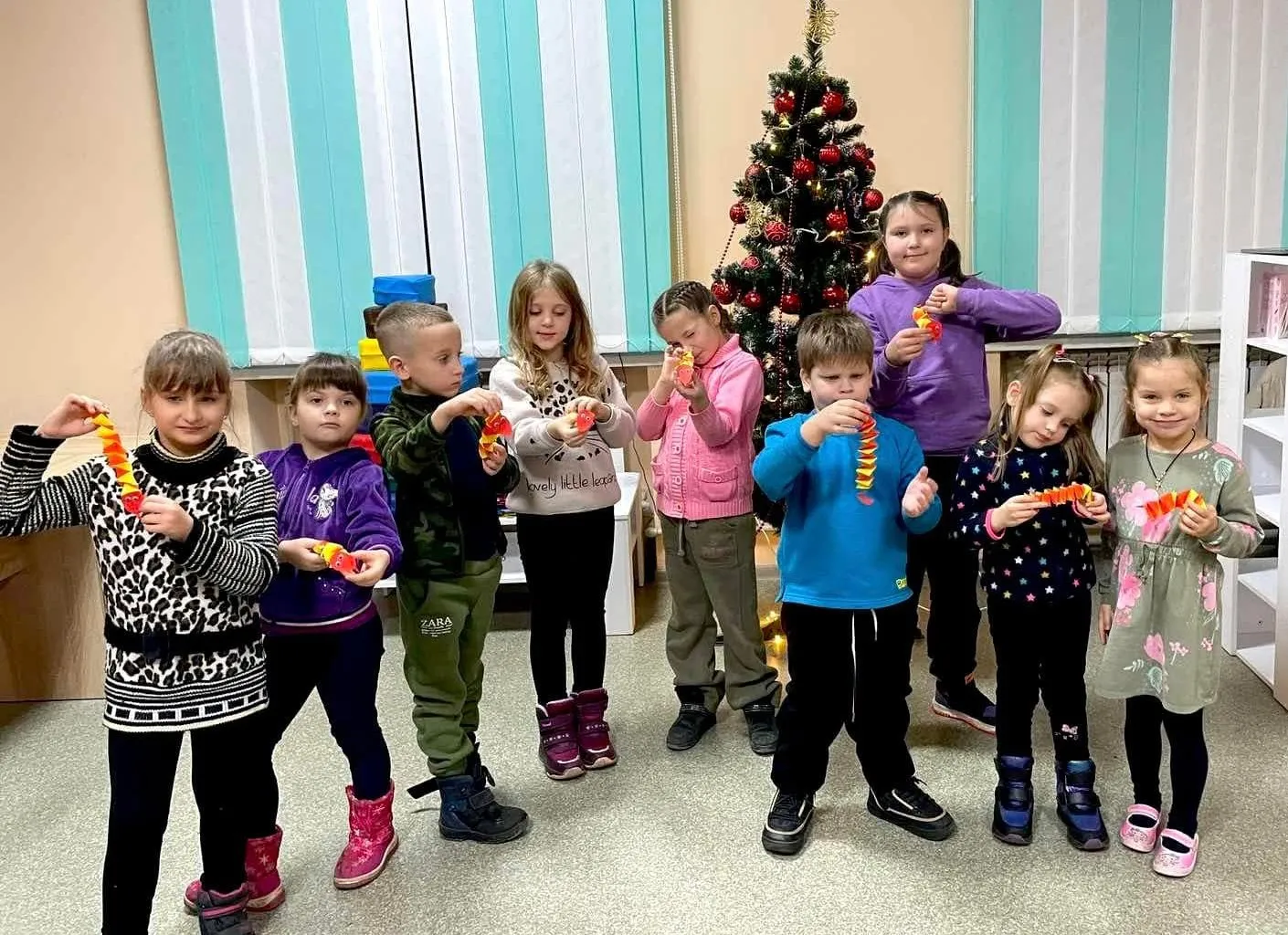 Фото Валківської міськради Незважаючи на зимовий холод за вiкном, перше заняття в 2025 роцi у «Просторi, дружньому до дiтей. Валки» пройшло в атмосферi теплоти, дружби та радостi. Цей простiр, створений при пiдтримцi AUFCR — Всеукраïнськоï фундацiї «Захист прав дiтей», став мiсцем, де малеча може вiльно дiлитися своïми думками, розвивати творчi навички та просто насолоджуватися безтурботним дитинством.