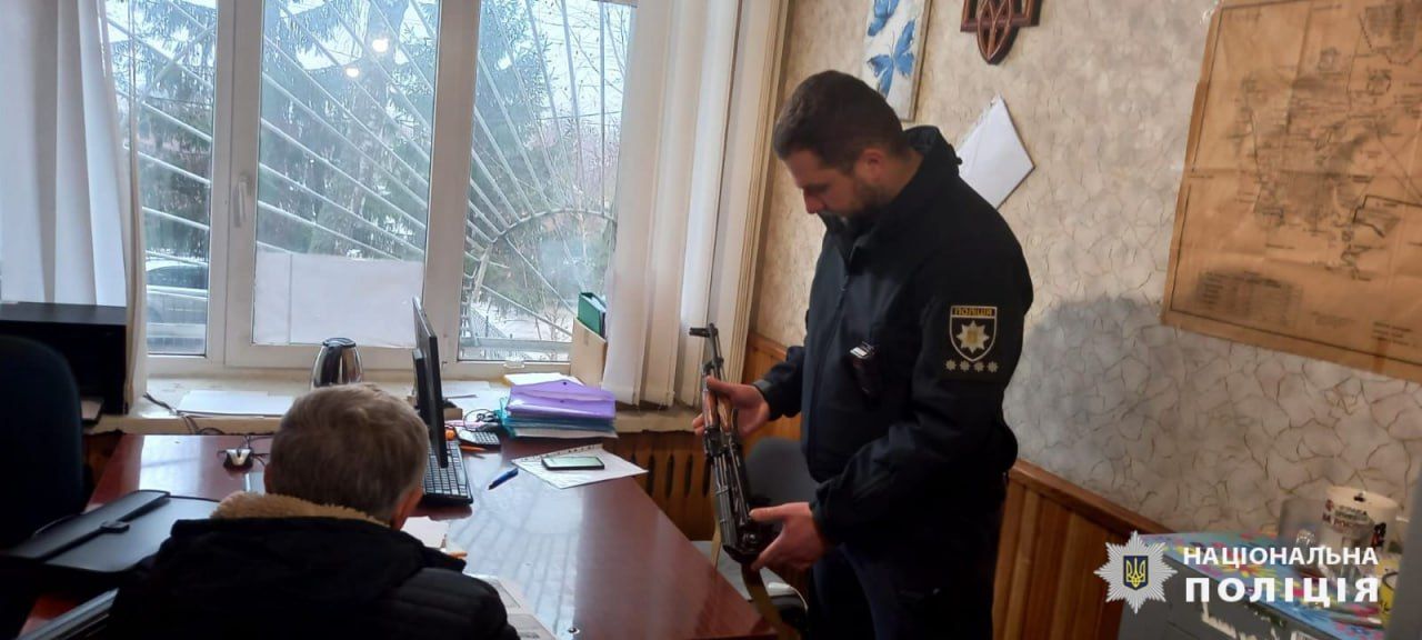 Фото: фейсбук / Поліцейський Офіцер Зміівської ОТГ Уже 5 мешканців Зміївської громади задекларували знайдену зброю у поліції на порталі Gromada Group
