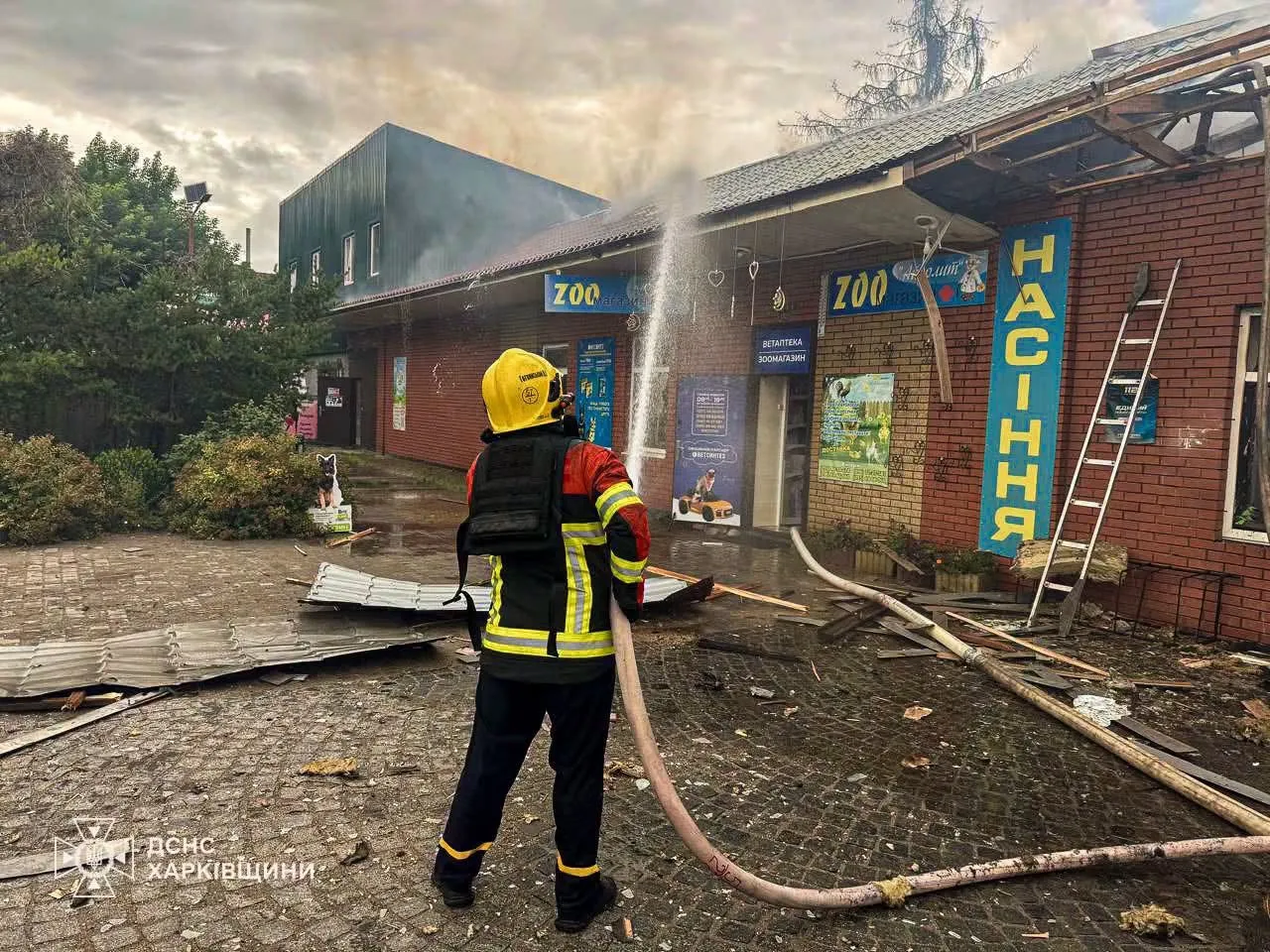 У Краснокутську російський БпЛА влучив у магазин одягу: постраждали дві жінкиКраснокутську російський БпЛА влучив у магазин одягу: постраждал на порталі Gromada Group