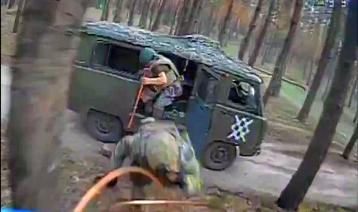 Скриншот з відео По «буханці» з русопіхотою: дронарі 92-ї бригади підбили транспорт окупантів з особовим складом на порталі Gromada Group
