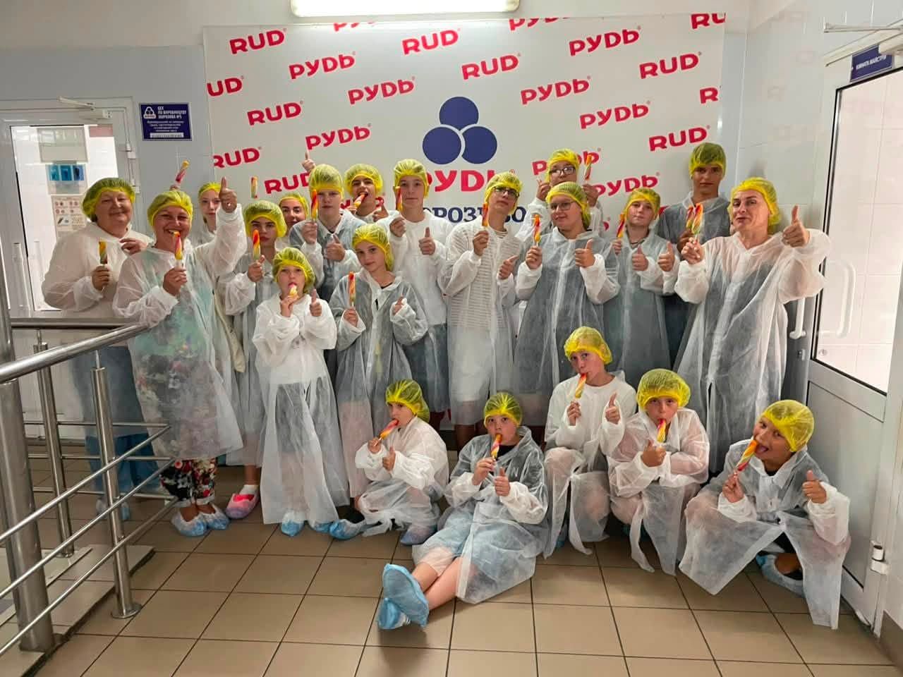 Cкуштували морозиво і побачили виробництво: діти Липецької громади побували на екскурсії до заводу «РУДЬ» у Житомирі - фото 1