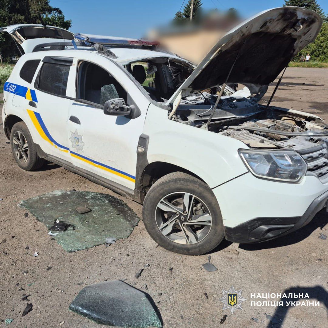 Ворог вдарив FPV дронами по автомобілях поліції під час евакуації цивільних з Великого Бурлука - фото 1