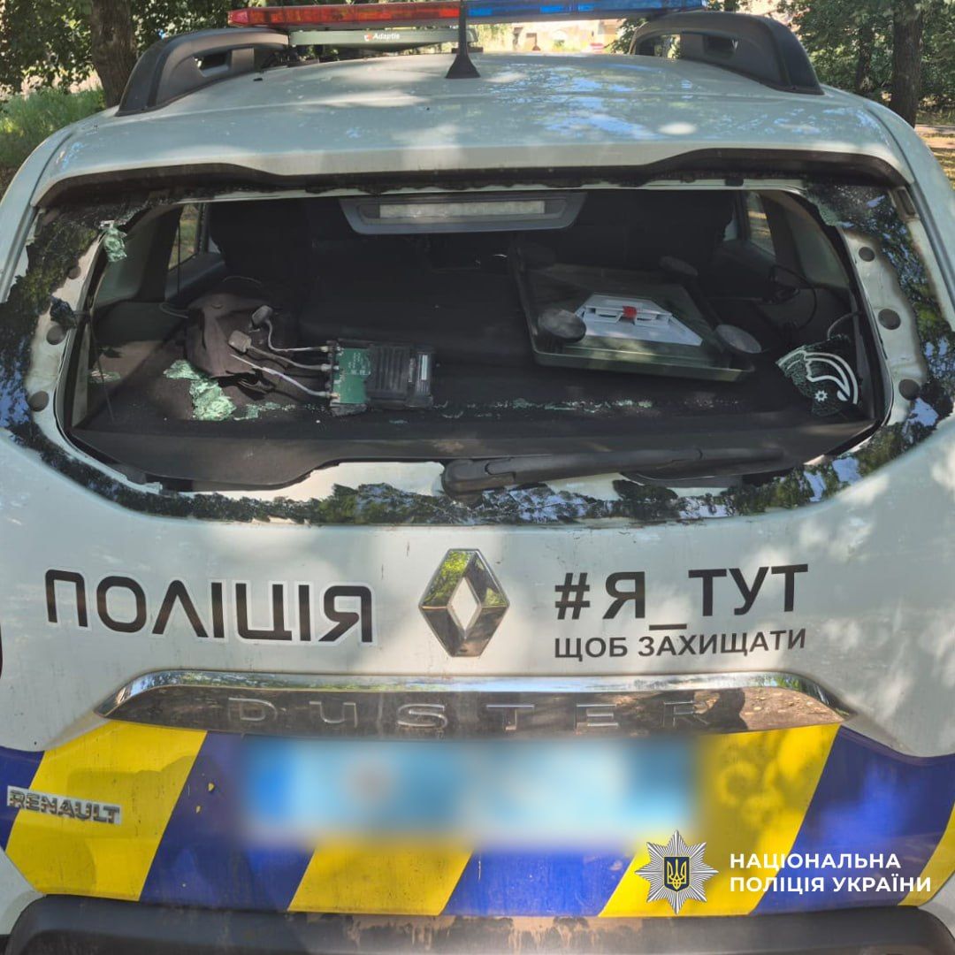 Ворог вдарив FPV дронами по автомобілях поліції під час евакуації цивільних з Великого Бурлука - фото 2