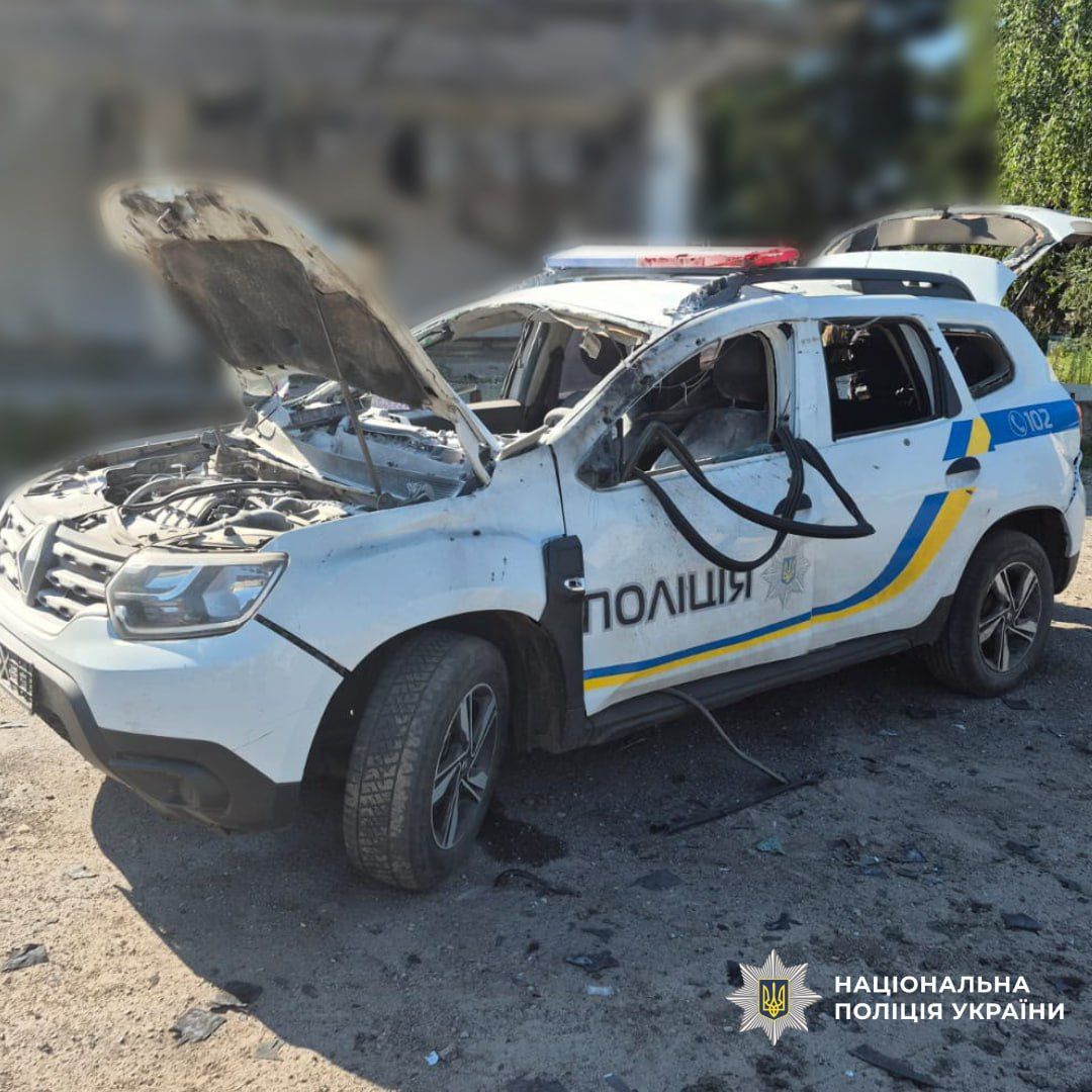 Ворог вдарив FPV дронами по автомобілях поліції під час евакуації цивільних з Великого Бурлука - фото 3