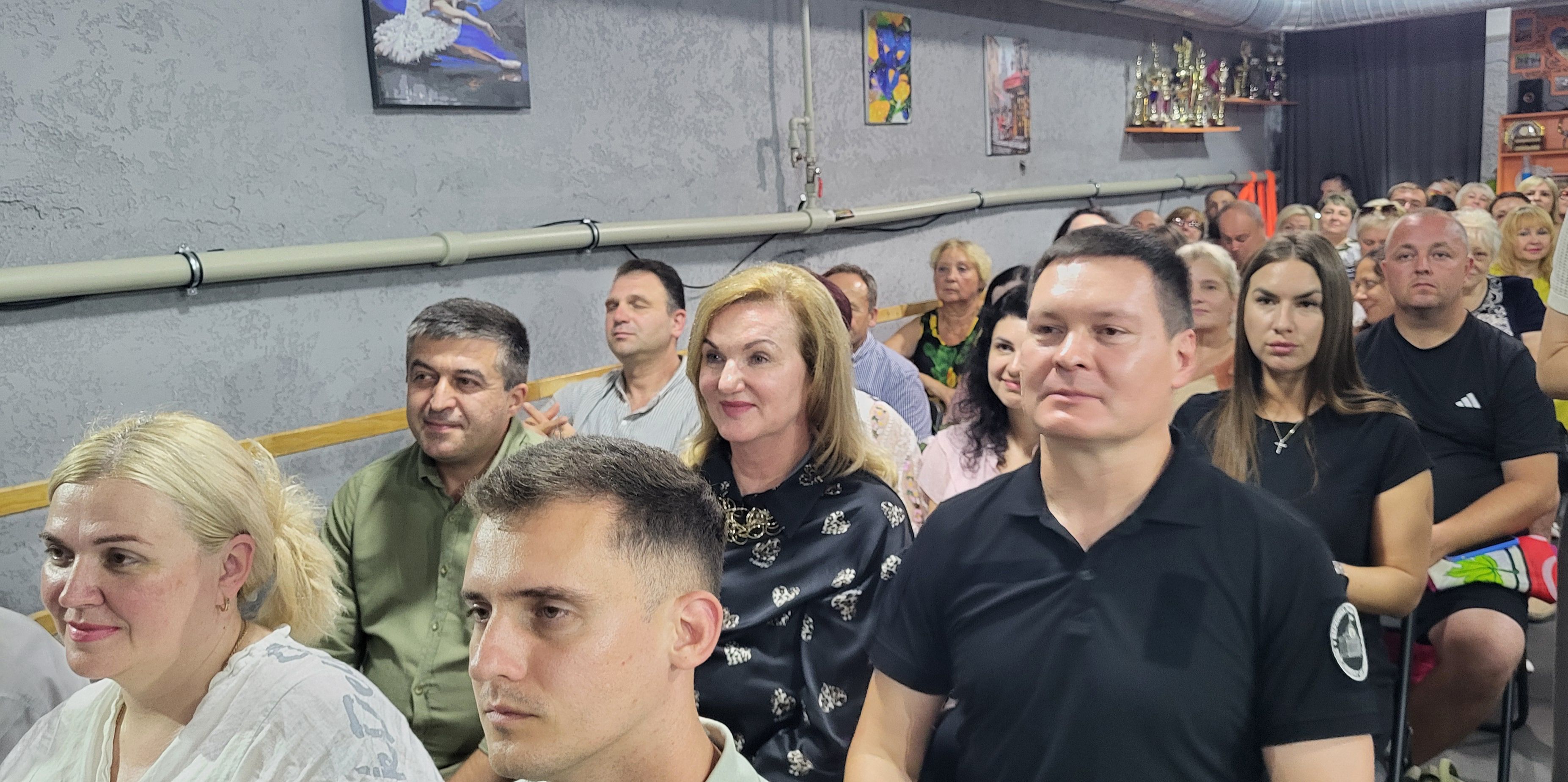 «За кожною нагородою — частинка спільної історії»: Чугуїв у День міста відзначив тих, хто тримає тил та боронить Україну - фото 24