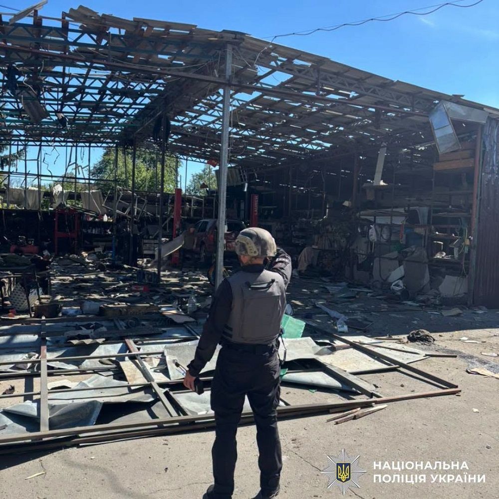 Минулої доби ворог на Харківщині обстріляв електропотяг та скоїв ще більше 30 терористичних злочинів - фото 9