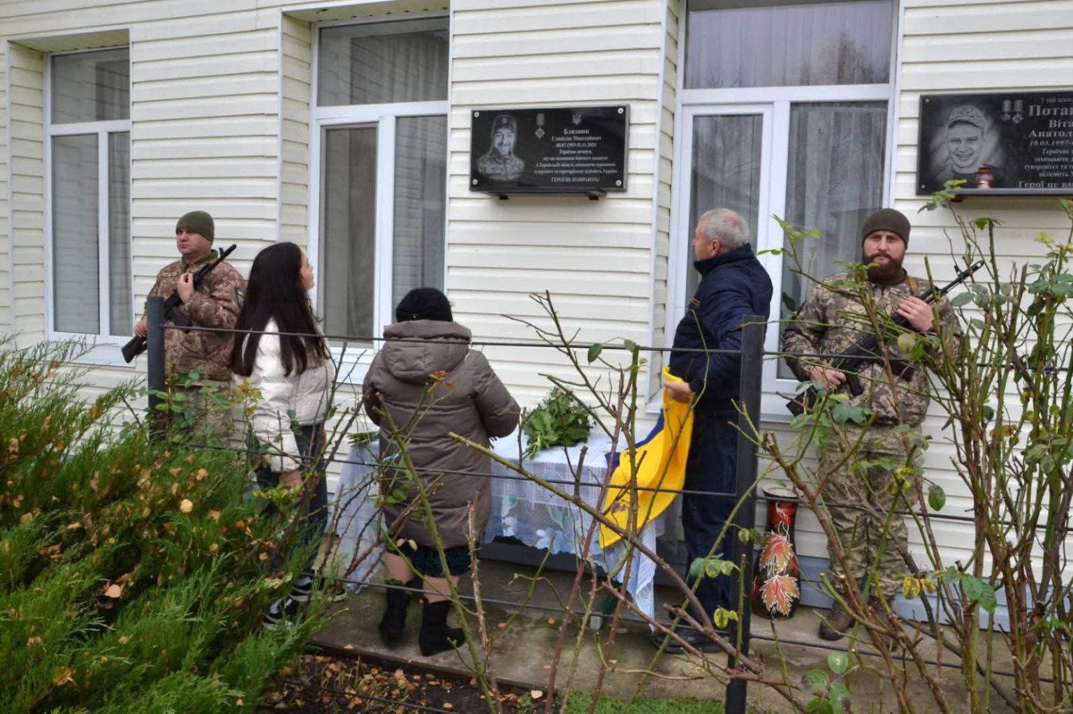 Фото: БазарМедіа в Україні Загинув під Липцями: на честь полеглого Захисника у Краснолуцькій громаді відкрили меморіальну дошку й зіграли футбольний матч на порталі Gromada Group