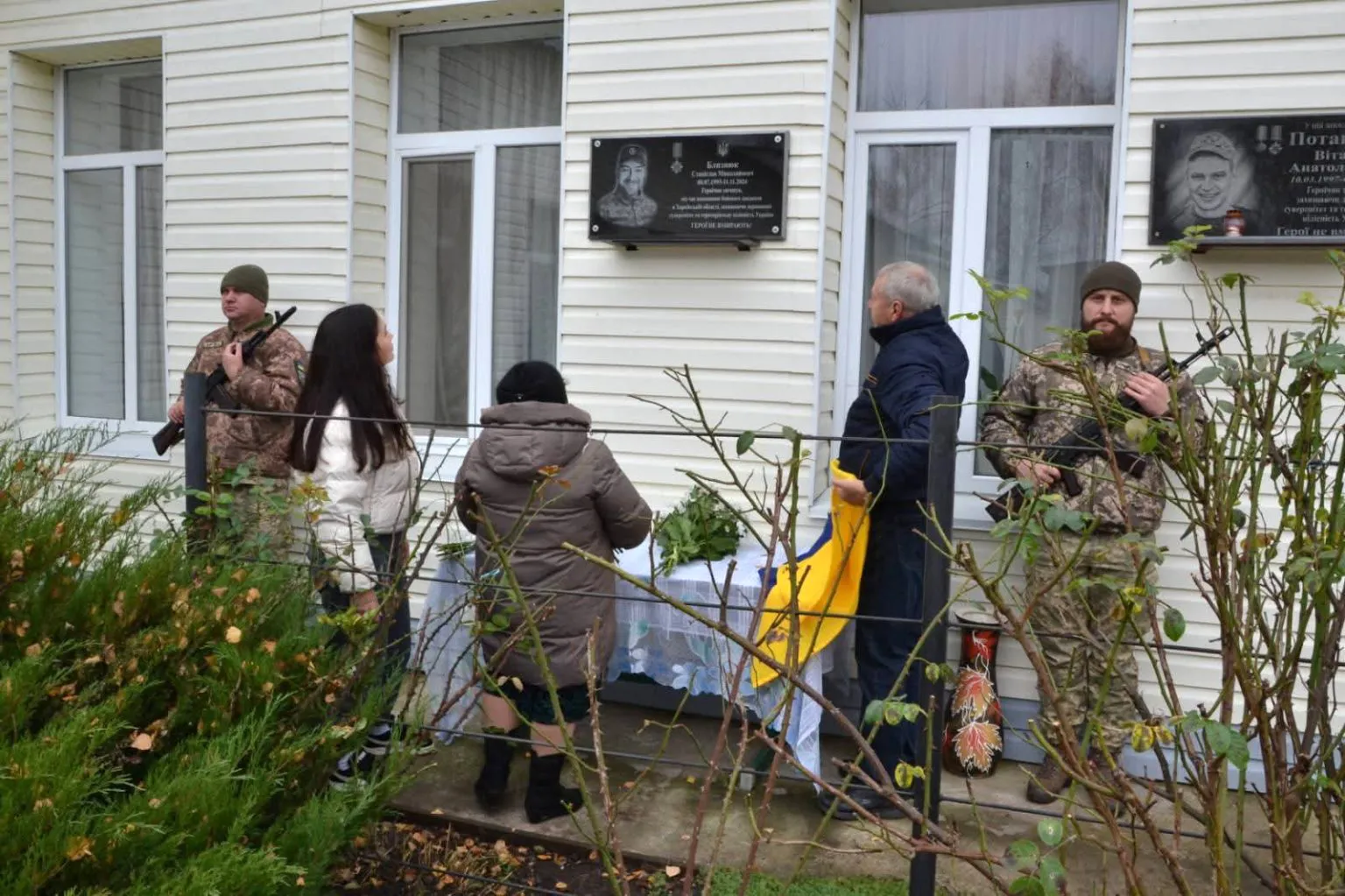 Фото: БазарМедіа в Україні Загинув під Липцями: на честь полеглого Захисника у Краснолуцькій громаді відкрили меморіальну дошку й зіграли футбольний матч на порталі Gromada Group