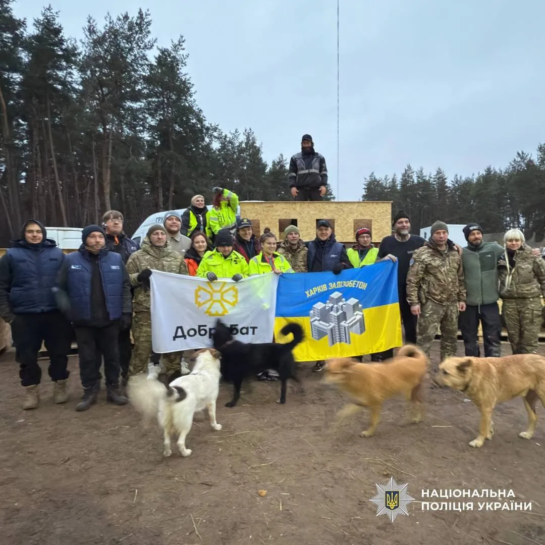 Фото: Поліція Харківщини Поліцейські «Білого Янгола» і волонтери допомогли облаштувати нові місця для тварин у притулку Зміївської громади на порталі Gromada Group