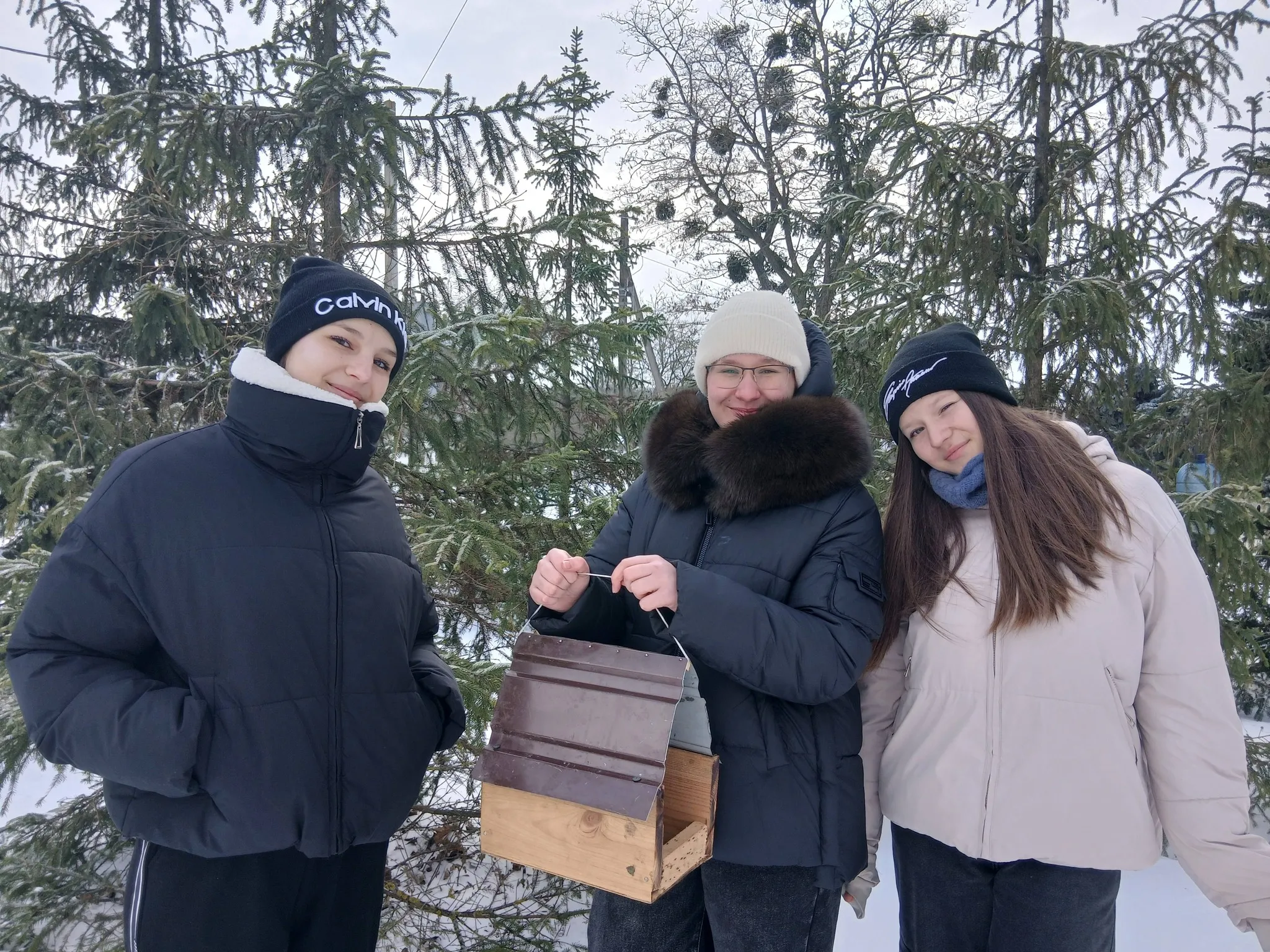 Фото: Освіта, молодь та спорт Краснокутщини «Допоможемо зимуючим птахам»: учні Костянтинівського ліцею долучилися до акції на порталі Gromada Group