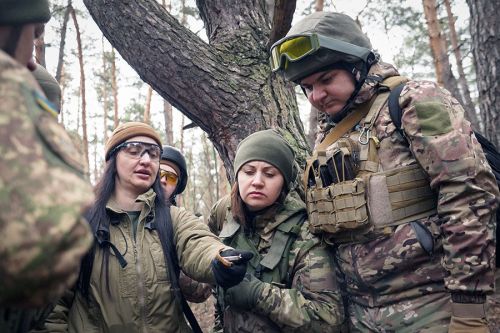 «Ставляться як до виконання бойового завдання», — гвардійці показали  заняття з топографії на Харківщині на порталі Gromada Group
