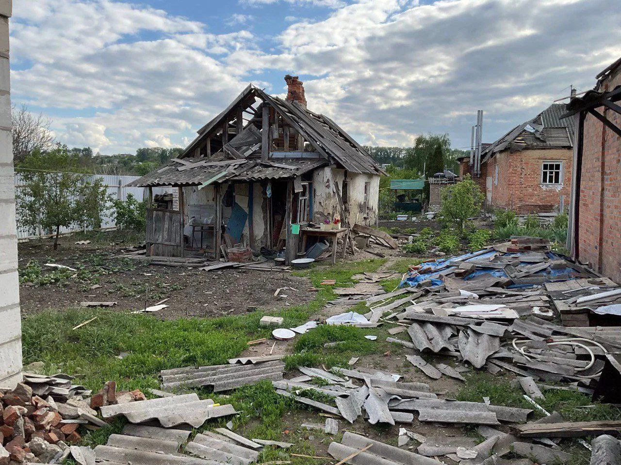 Фото: телеграм / Олег Синєгубов Четверо поранених, дві пожежі – минулої доби росіяни атакували три райони Харківщини на порталі Gromada Group