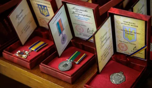 Відповідно до указів Президента України Володимира Зеленського державними нагородами та почесними званнями відзначили жителів Харківської області за мужність і самовідданість, вагомий внесок у розвиток держави та волонтерську діяльність. Серед нагороджених — військовослужбовці, волонтери, медики, освітяни, енергетики, представники місцевого самоврядування, громадських організацій, науки, культури та мистецтва. Частину державних відзнак передали родинам полеглих Захисників України посмертно.