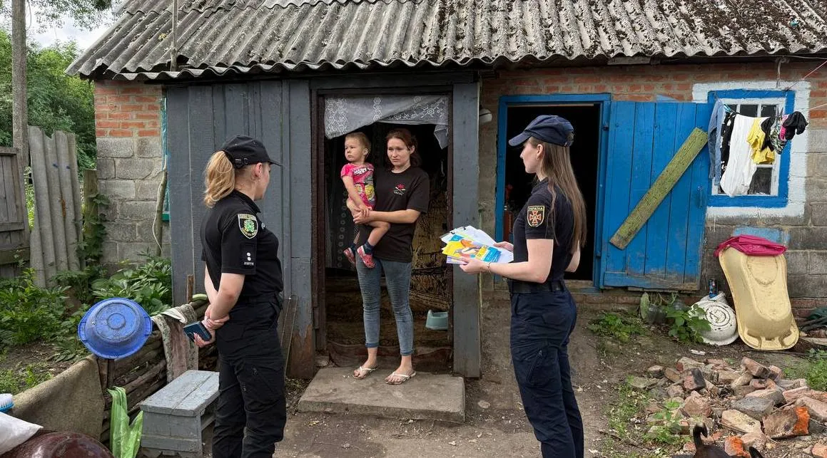 Безпека на випередження: чому рейди служб у старостатах Валківської громади — це про турботу, а не про «галочки» Запобігти лиху, а не розгрібати його наслідки. Цими днями у Минківському та Мельниківському старостатах Валківської громади відбулися посилені профілактичні виїзди. Соціальні служби, поліція та рятувальники об’єднали зусилля, щоб нагадати жителям критично важливі правила безпеки — від мінної загрози та пожеж у побуті до безпечного відпочинку дітей.