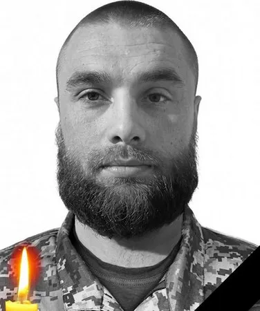 Назавжди 27: Дергачівська громада провела в останню путь захисника Василя Тейтельбаума з Руської Лозової Дергачівщина знову у скорботі. Громада провела в останню путь свого земляка, мужнього захисника України Василя Тейтельбаума. Солдат 23-ї окремої механізованої бригади Збройних сил України загинув під час виконання бойового завдання на Донецькому напрямку навесні 2025 року. Лише тепер Герой знайшов свій останній спочинок на Алеї Слави в Дергачах.
