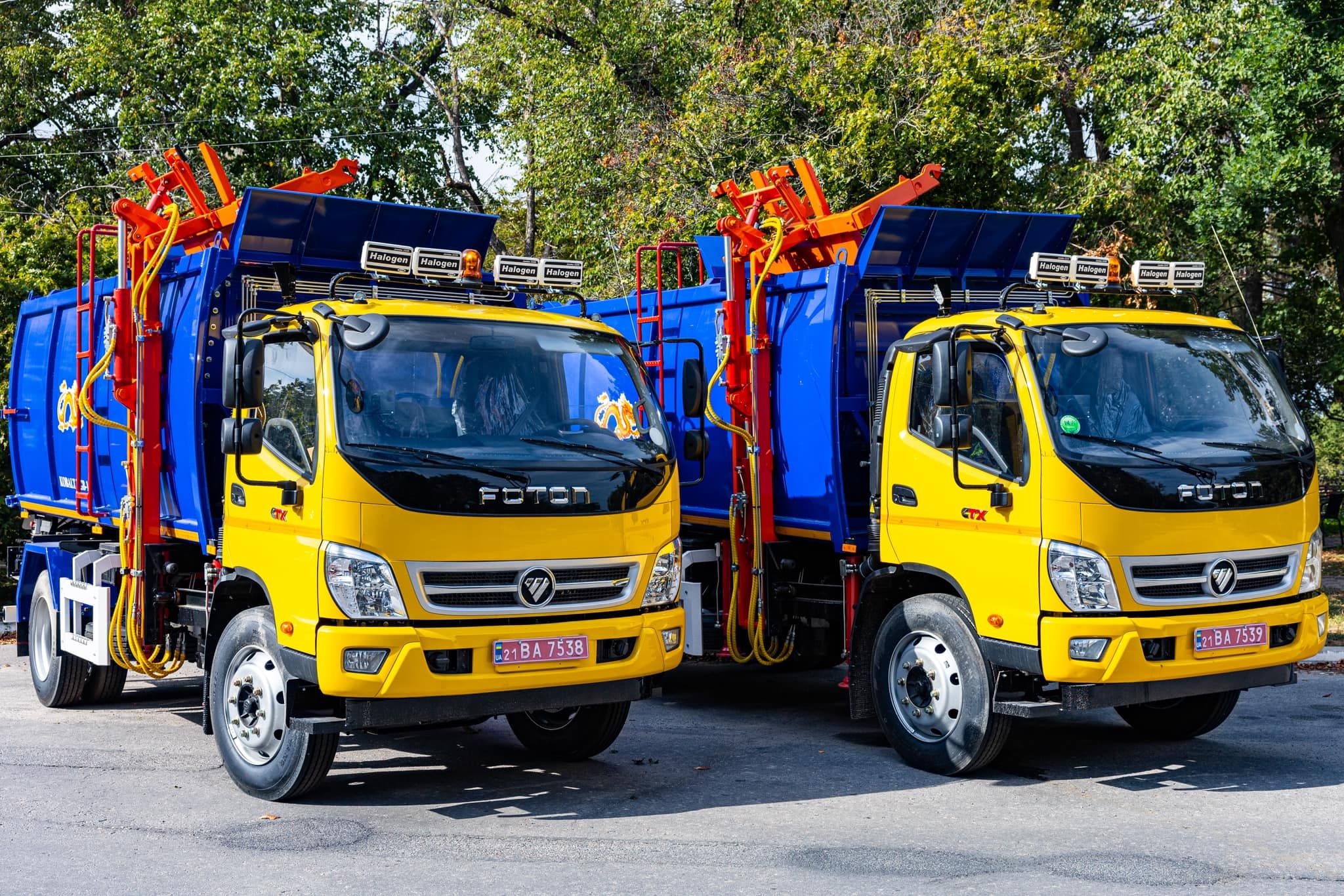 Нововодолажчина отримала сучасні сміттєвози на порталі Gromada Group