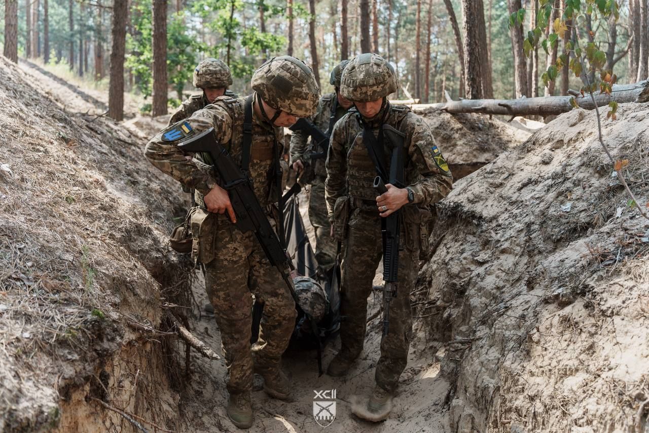 Турнікет накладають «аж до болю»: так 92 ОШБр, що 2024 року воювала під Липцями, тренує молодь за контрактом «18–24» - фото 5