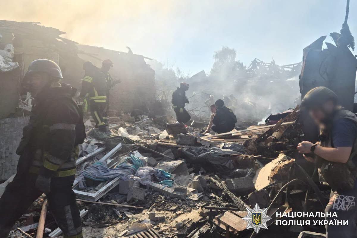 Одна людина загинула, вісім постраждали, у тому числі дитина - наслідки російського авіаційного удару по Харкову - фото 1