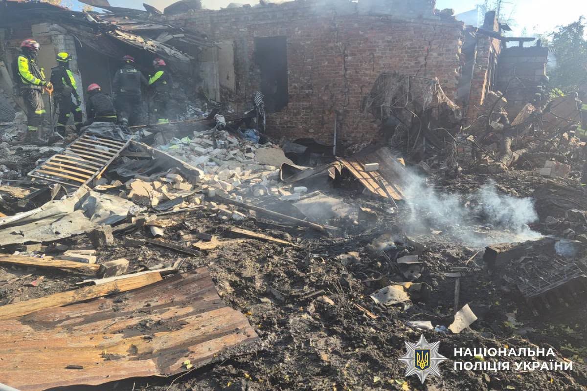 Одна людина загинула, вісім постраждали, у тому числі дитина - наслідки російського авіаційного удару по Харкову - фото 2