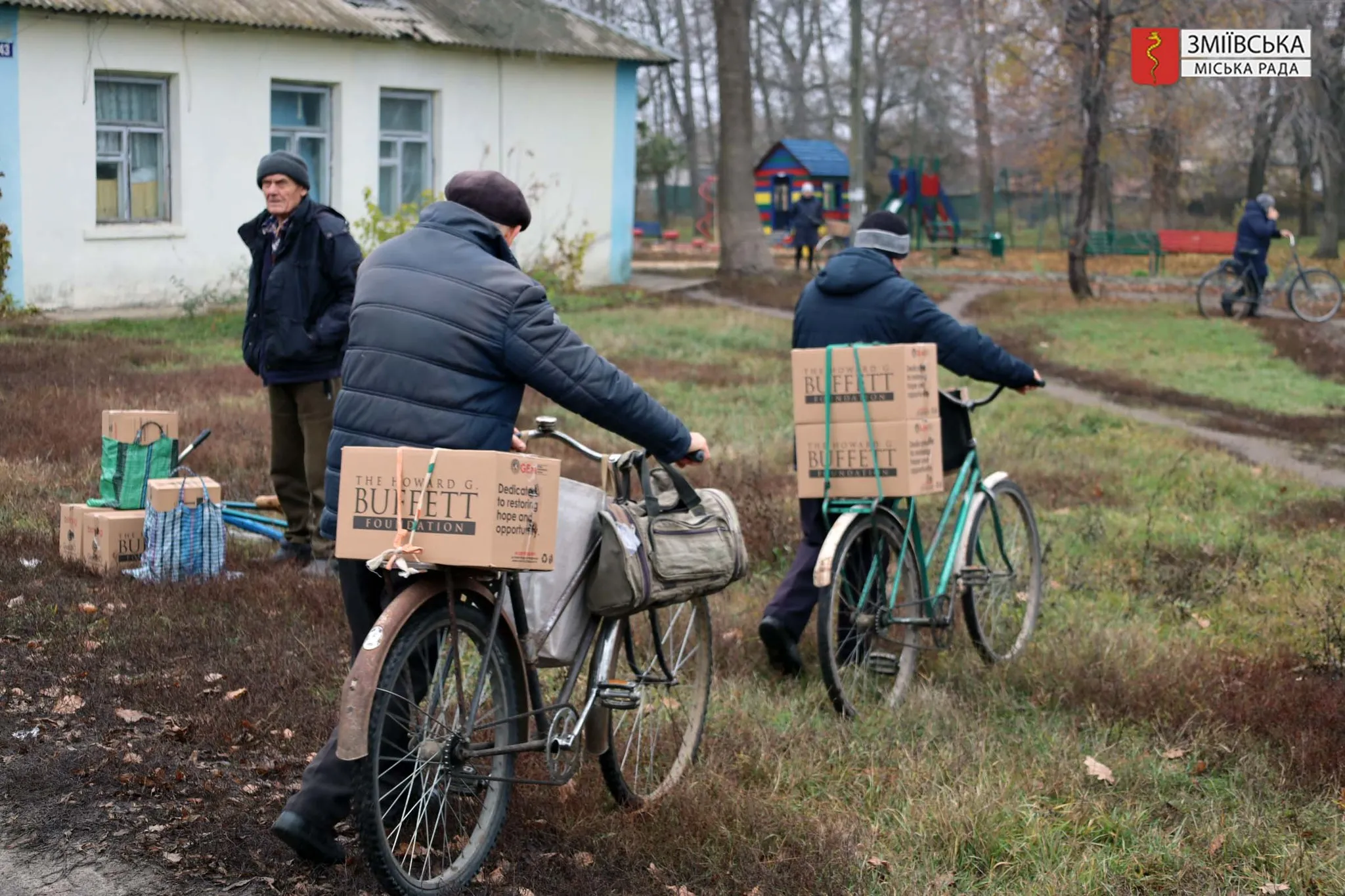 Фото: Зміївська міська рада Мешканці Великої Гомільші та частково Таранівки отримали продуктові набори від GEM на порталі Gromada Group