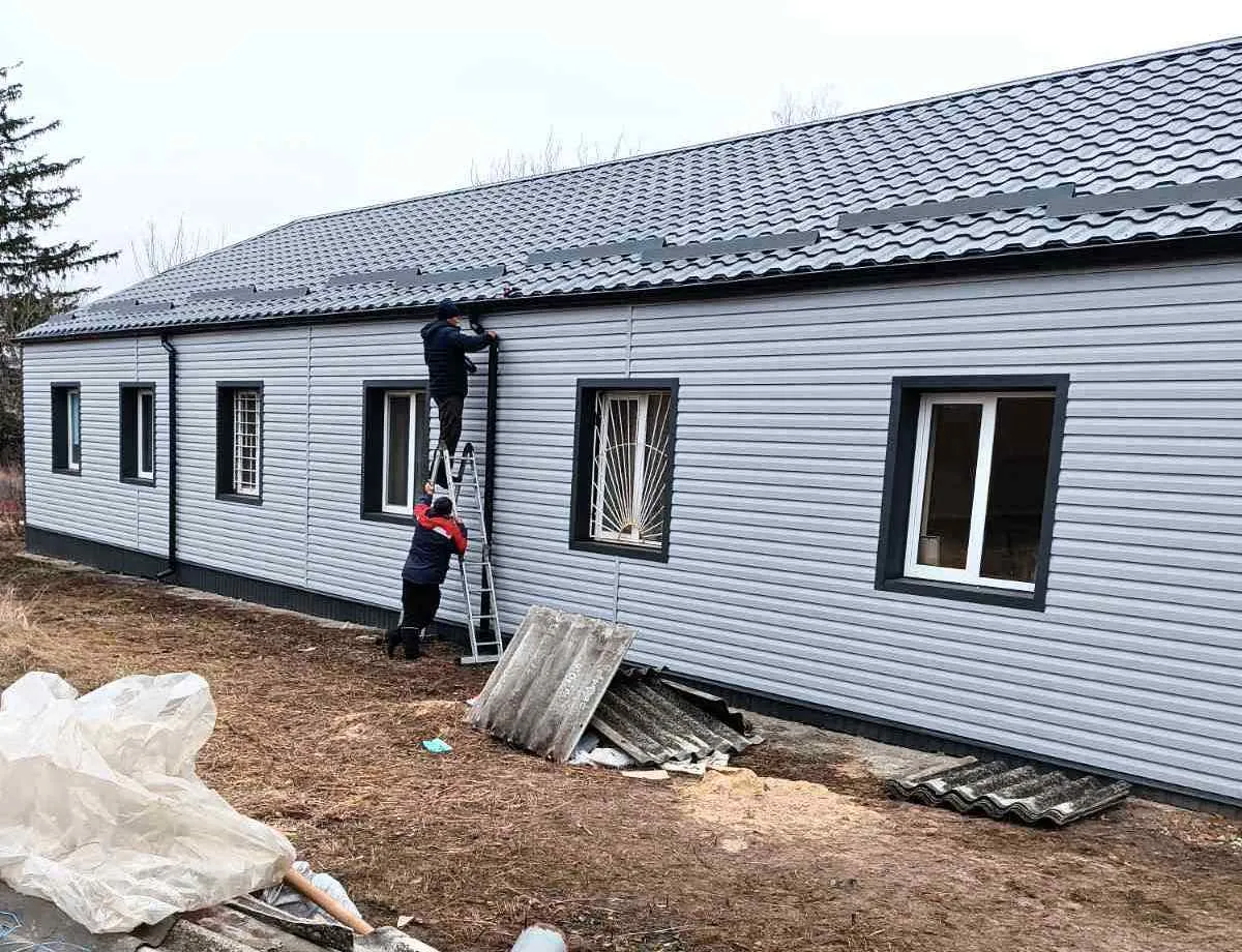Фото Валківської міської ради Нещодавно приміщення амбулаторії загальної практики сімейної медицини (АЗПСМ) у Старому Мерчику капітально відремонтували – тут завершено роботи з утеплення фасаду будівлі та ремонту даху на загальну суму 1,5 млн грн за кошти міжнародних організацій. Директорка КНП «Валківський ЦПМСД» Марина Орлова повідомила, що очолюване нею підприємство тісно співпрацює з багатьма міжнародними благодійниками і донорами, діяльність яких спрямована на якісні зміни у сфері охорони здоров’я.