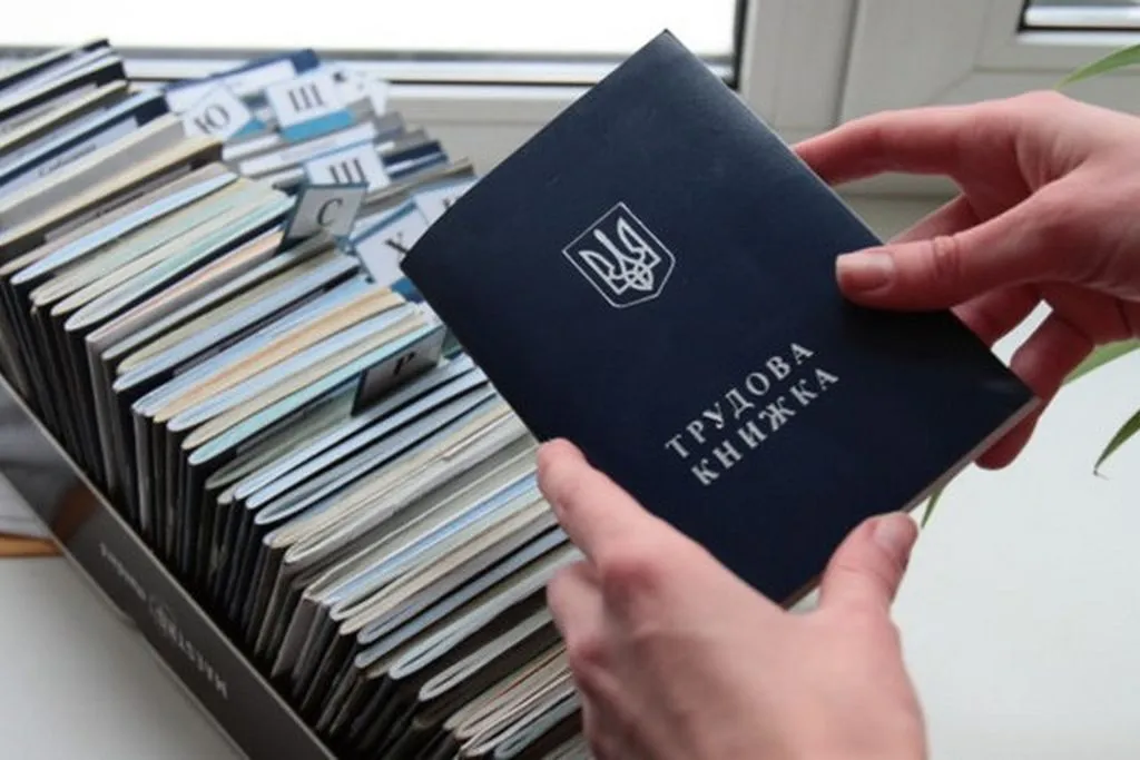 Фото з відкритих джерел До впровадження персоніфікованого обліку документом, що підтверджує стаж роботи, є трудова книжка. Страховий стаж обчислюється за даними, наявними в реєстрі застрахованих осіб Державного реєстру загальнообов’язкового державного соціального страхування (персоніфікований облік).