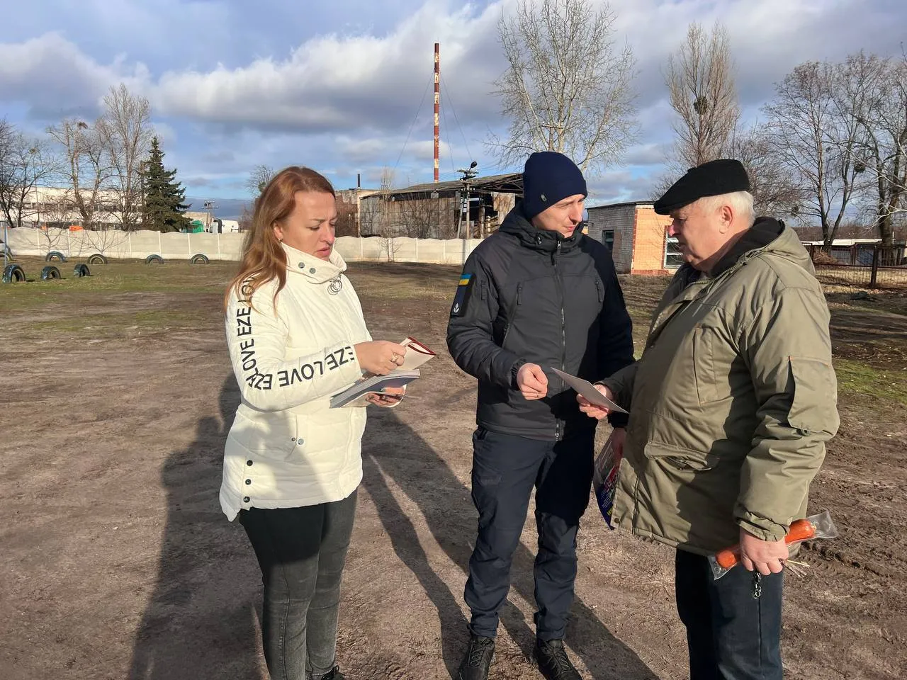 Світлини: Харківське районне управління ГУ ДСНС України в Харківській області Рятувальники разом з депутатом провели протипожежні бесіди з мешканцями Нововодолажчини на порталі Gromada Group